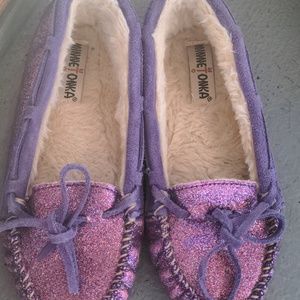 Minnetonka Moccasin Slipper sparkly purple size 8
